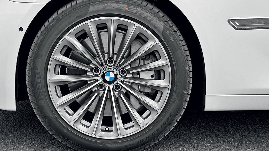 Rodas de liga aro 18 calçam pneus 245/50 | <a href="https://beta-develop.quatrorodas.abril.com.br/carros/impressoes/bmw-750-li-704546.shtml" rel="migration">Leia mais</a> Rodas de liga aro 18 calçam pneus 245/50 | <a href="https://beta-develop.quatrorodas.abril.com.br/carros/impressoes/bmw-750-li-704546.shtml" rel="migration">Leia mais</a>