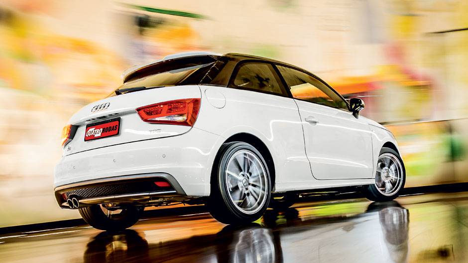 Com 3,95 metros, ele é pouco maior que um VW Gol | <a href="https://beta-develop.quatrorodas.abril.com.br/carros/testes/audi-a1-sport-704018.shtml" rel="migration">Leia mais</a>