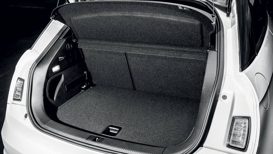 Um par adicional de lanternas protege a retaguarda ao andar com a tampa erguida | <a href="https://beta-develop.quatrorodas.abril.com.br/carros/testes/audi-a1-sport-704018.shtml" rel="migration">Leia mais</a>