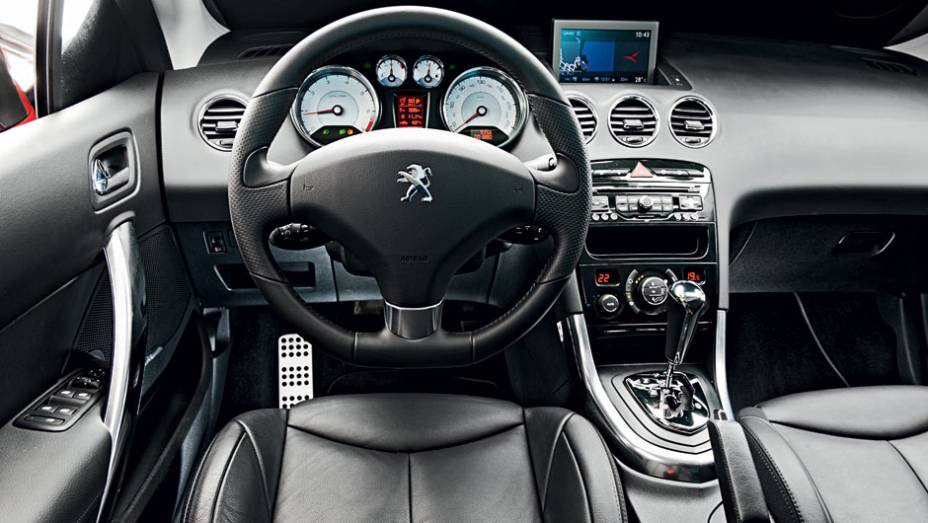 Bem equipado, ele vem com ar digital bizona, GPS, câmbio automático e som de 240 W com USB | <a href="https://beta-develop.quatrorodas.abril.com.br/carros/testes/peugeot-308-cc-702716.shtml" rel="migration">Leia mais</a> Bem equipado, ele vem com ar digital bizona, GPS, câmbio automático e som de 240 W com USB | <a href="https://beta-develop.quatrorodas.abril.com.br/carros/testes/peugeot-308-cc-702716.shtml" rel="migration">Leia mais</a>