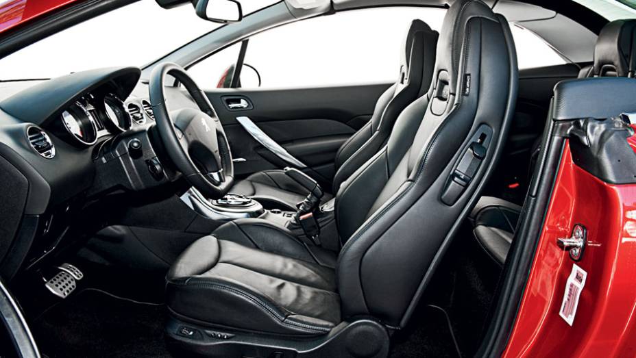 Encosto de cabeça integrado aos bancos de couro | <a href="https://beta-develop.quatrorodas.abril.com.br/carros/testes/peugeot-308-cc-702716.shtml" rel="migration">Leia mais</a> Encosto de cabeça integrado aos bancos de couro | <a href="https://beta-develop.quatrorodas.abril.com.br/carros/testes/peugeot-308-cc-702716.shtml" rel="migration">Leia mais</a>