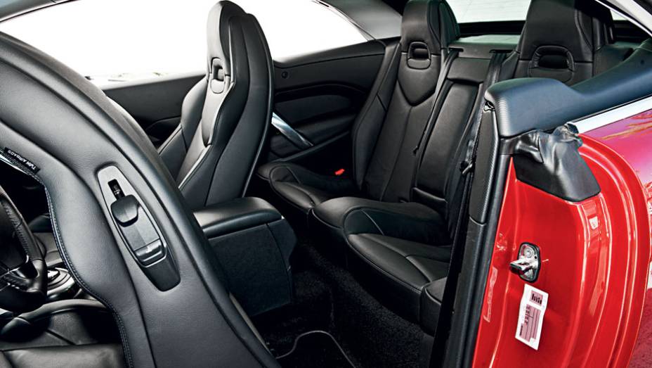 Atrás, espaço apertado para dois adultos | <a href="https://beta-develop.quatrorodas.abril.com.br/carros/testes/peugeot-308-cc-702716.shtml" rel="migration">Leia mais</a> Atrás, espaço apertado para dois adultos | <a href="https://beta-develop.quatrorodas.abril.com.br/carros/testes/peugeot-308-cc-702716.shtml" rel="migration">Leia mais</a>
