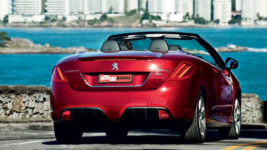 Traseira de design exclusivo e para-choque com extrator de ar. Mas, para um carro de pretensões esportivas, falta o escape duplo | <a href="https://beta-develop.quatrorodas.abril.com.br/carros/testes/peugeot-308-cc-702716.shtml" rel="migration">Leia mais</a> Traseira de design exclusivo e para-choque com extrator de ar. Mas, para um carro de pretensões esportivas, falta o escape duplo | <a href="https://beta-develop.quatrorodas.abril.com.br/carros/testes/peugeot-308-cc-702716.shtml" rel="migration">Leia mais</a>