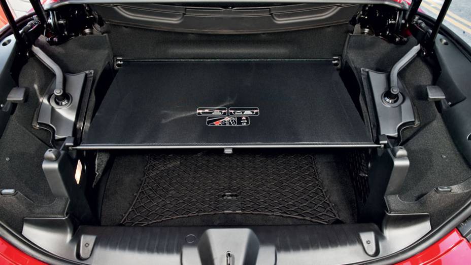 Tela no porta-malas de 226 litros indica até onde vai a bagagem quando a capota está recolhida | <a href="https://beta-develop.quatrorodas.abril.com.br/carros/testes/peugeot-308-cc-702716.shtml" rel="migration">Leia mais</a> Tela no porta-malas de 226 litros indica até onde vai a bagagem quando a capota está recolhida | <a href="https://beta-develop.quatrorodas.abril.com.br/carros/testes/peugeot-308-cc-702716.shtml" rel="migration">Leia mais</a>