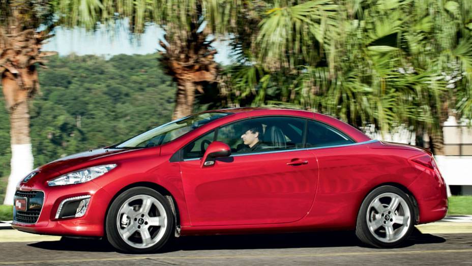 Com ela de pé, cabem 403 litros | <a href="https://beta-develop.quatrorodas.abril.com.br/carros/testes/peugeot-308-cc-702716.shtml" rel="migration">Leia mais</a> Com ela de pé, cabem 403 litros | <a href="https://beta-develop.quatrorodas.abril.com.br/carros/testes/peugeot-308-cc-702716.shtml" rel="migration">Leia mais</a>