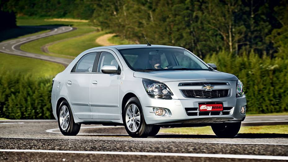 Versão 1.8 tem detalhes visuais diferentes da 1.4 | <a href="https://beta-develop.quatrorodas.abril.com.br/carros/testes/chevrolet-cobalt-ltz-1-8-automatico-703934.shtml" rel="migration">Leia o teste</a> | <a href="https://beta-develop.quatrorodas.abril.com.br/carros/comparativos/sedas-automatic" rel="migration"></a>