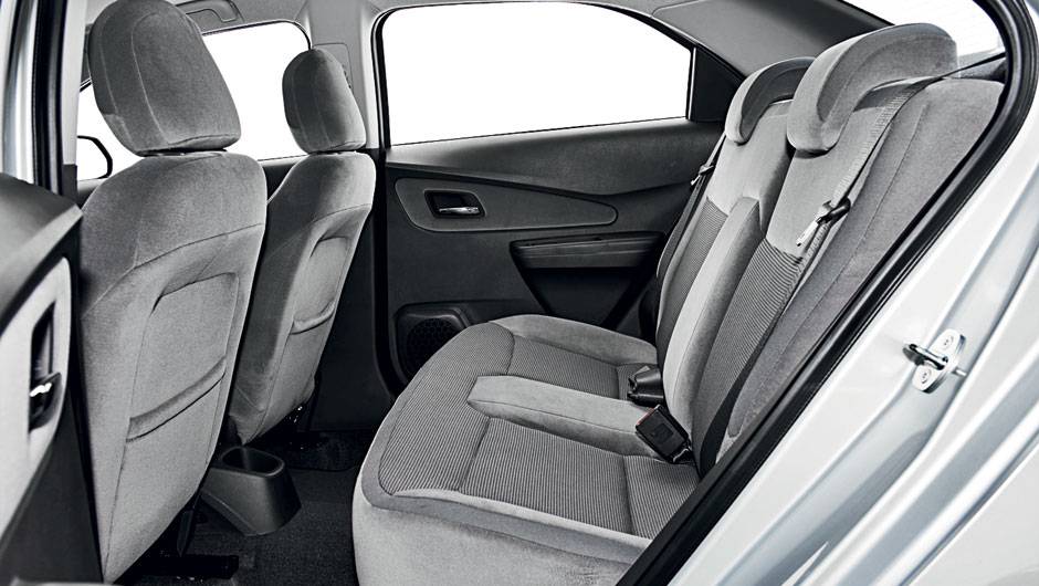 Falta encosto e cinto de 3 pontos atrás | <a href="https://beta-develop.quatrorodas.abril.com.br/carros/testes/chevrolet-cobalt-ltz-1-8-automatico-703934.shtml" rel="migration">Leia mais</a> | <a href="https://beta-develop.quatrorodas.abril.com.br/carros/comparativos/sedas-automaticos-cobalt-x-s" rel="migration"></a> Falta encosto e cinto de 3 pontos atrás | <a href="https://beta-develop.quatrorodas.abril.com.br/carros/testes/chevrolet-cobalt-ltz-1-8-automatico-703934.shtml" rel="migration">Leia mais</a> | <a href="https://beta-develop.quatrorodas.abril.com.br/carros/comparativos/sedas-automaticos-cobalt-x-s" rel="migration"></a>