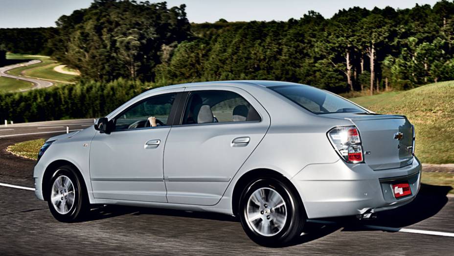 Novas rodas, lanternas com fundo brilhante e um aerofólio diferenciam o 1.8 | <a href="https://beta-develop.quatrorodas.abril.com.br/carros/testes/chevrolet-cobalt-ltz-1-8-automatico-703934.shtml" rel="migration">Leia mais</a> | <a href="https://beta-develop.quatrorodas.abril.com.br/carros/compa" rel="migration"></a>