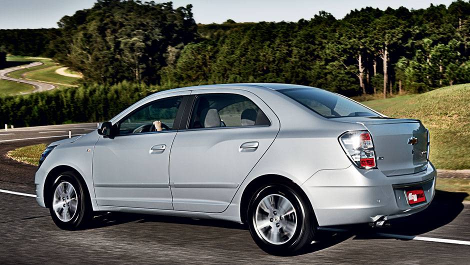 Novas rodas, lanternas com fundo brilhante e um aerofólio diferenciam o 1.8 | <a href="https://beta-develop.quatrorodas.abril.com.br/carros/testes/chevrolet-cobalt-ltz-1-8-automatico-703934.shtml" rel="migration">Leia mais</a> | <a href="https://beta-develop.quatrorodas.abril.com.br/carros/compa" rel="migration"></a> Novas rodas, lanternas com fundo brilhante e um aerofólio diferenciam o 1.8 | <a href="https://beta-develop.quatrorodas.abril.com.br/carros/testes/chevrolet-cobalt-ltz-1-8-automatico-703934.shtml" rel="migration">Leia mais</a> | <a href="https://beta-develop.quatrorodas.abril.com.br/carros/compa" rel="migration"></a>