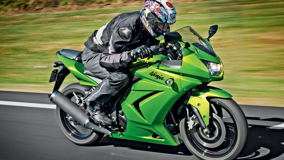 KAWASAKI NINJA 250R - Mais forte em alta, a Ninja tem maior entre-eixos | <a href="https://beta-develop.quatrorodas.abril.com.br/moto/testes/honda-cbr-vs-kawasaki-ninja-250r-718636.shtml" rel="migration">Leia mais</a>