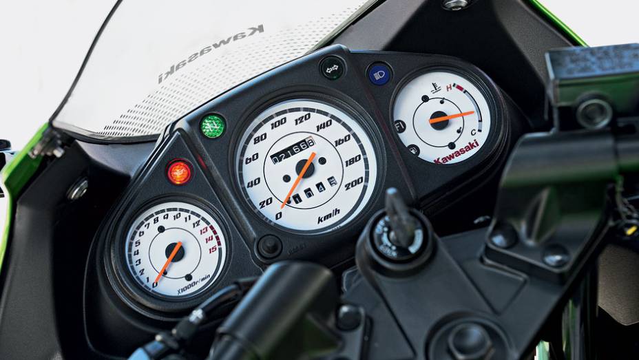 KAWASAKI NINJA 250R - Painel com três ponteiros tem excelente leitura, mas deve ser trocado | <a href="https://beta-develop.quatrorodas.abril.com.br/moto/testes/honda-cbr-vs-kawasaki-ninja-250r-718636.shtml" rel="migration">Leia mais</a>