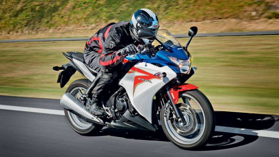 HONDA CBR 250R - Com mais torque em baixa, a CBR consome menos no dia a dia | <a href="https://beta-develop.quatrorodas.abril.com.br/moto/testes/honda-cbr-vs-kawasaki-ninja-250r-718636.shtml" rel="migration">Leia mais</a>