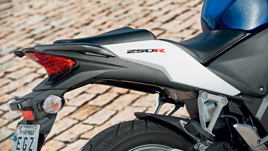 HONDA CBR 250R - Para o garupa, apenas o mínimo necessário | <a href="https://beta-develop.quatrorodas.abril.com.br/moto/testes/honda-cbr-vs-kawasaki-ninja-250r-718636.shtml" rel="migration">Leia mais</a> HONDA CBR 250R - Para o garupa, apenas o mínimo necessário | <a href="https://beta-develop.quatrorodas.abril.com.br/moto/testes/honda-cbr-vs-kawasaki-ninja-250r-718636.shtml" rel="migration">Leia mais</a>