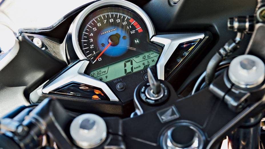 HONDA CBR 250R - Conta-giros de ponteiro semicircular sobreposto a LCD com velocímetro | <a href="https://beta-develop.quatrorodas.abril.com.br/moto/testes/honda-cbr-vs-kawasaki-ninja-250r-718636.shtml" rel="migration">Leia mais</a>