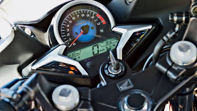 HONDA CBR 250R - Conta-giros de ponteiro semicircular sobreposto a LCD com velocímetro | <a href="https://beta-develop.quatrorodas.abril.com.br/moto/testes/honda-cbr-vs-kawasaki-ninja-250r-718636.shtml" rel="migration">Leia mais</a> HONDA CBR 250R - Conta-giros de ponteiro semicircular sobreposto a LCD com velocímetro | <a href="https://beta-develop.quatrorodas.abril.com.br/moto/testes/honda-cbr-vs-kawasaki-ninja-250r-718636.shtml" rel="migration">Leia mais</a>