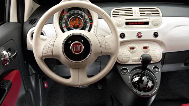 Interior é o mesmo das versões cobertas. Revestimento claro amplia o espaço | <a href="https://beta-develop.quatrorodas.abril.com.br/carros/impressoes/fiat-500-cabrio-714977.shtml" rel="migration">Leia mais</a> Interior é o mesmo das versões cobertas. Revestimento claro amplia o espaço | <a href="https://beta-develop.quatrorodas.abril.com.br/carros/impressoes/fiat-500-cabrio-714977.shtml" rel="migration">Leia mais</a>