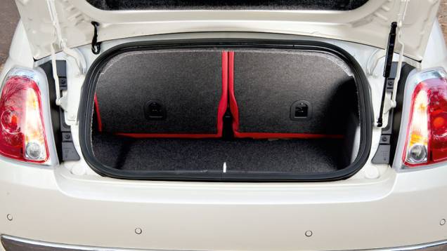 Bocal do porta-malas menor na versão cabriolet | <a href="https://beta-develop.quatrorodas.abril.com.br/carros/impressoes/fiat-500-cabrio-714977.shtml" rel="migration">Leia mais</a> Bocal do porta-malas menor na versão cabriolet | <a href="https://beta-develop.quatrorodas.abril.com.br/carros/impressoes/fiat-500-cabrio-714977.shtml" rel="migration">Leia mais</a>