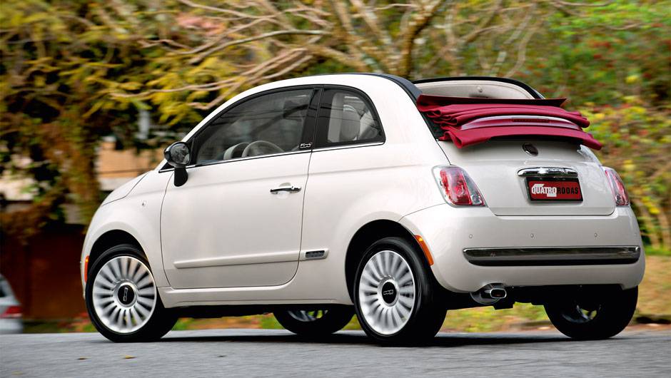 Totalmente abaixada, a capota tampa a visão do retrovisor central, mas mantém o brake light em ação | <a href="https://beta-develop.quatrorodas.abril.com.br/carros/impressoes/fiat-500-cabrio-714977.shtml" rel="migration">Leia mais</a> Totalmente abaixada, a capota tampa a visão do retrovisor central, mas mantém o brake light em ação | <a href="https://beta-develop.quatrorodas.abril.com.br/carros/impressoes/fiat-500-cabrio-714977.shtml" rel="migration">Leia mais</a>