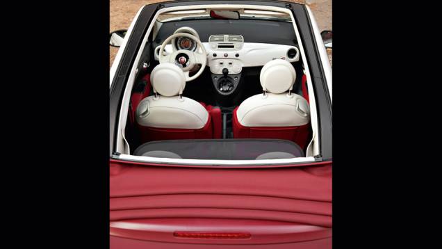 Rebatimento pode ser feito a até 80 km/h | <a href="https://beta-develop.quatrorodas.abril.com.br/carros/impressoes/fiat-500-cabrio-714977.shtml" rel="migration">Leia mais</a> Rebatimento pode ser feito a até 80 km/h | <a href="https://beta-develop.quatrorodas.abril.com.br/carros/impressoes/fiat-500-cabrio-714977.shtml" rel="migration">Leia mais</a>
