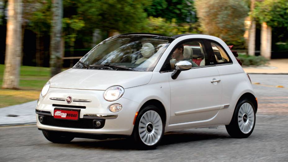 Visto de frente, o Cabrio é idêntico aos Cinquecento fechados | <a href="https://beta-develop.quatrorodas.abril.com.br/carros/impressoes/fiat-500-cabrio-714977.shtml" rel="migration">Leia mais</a>