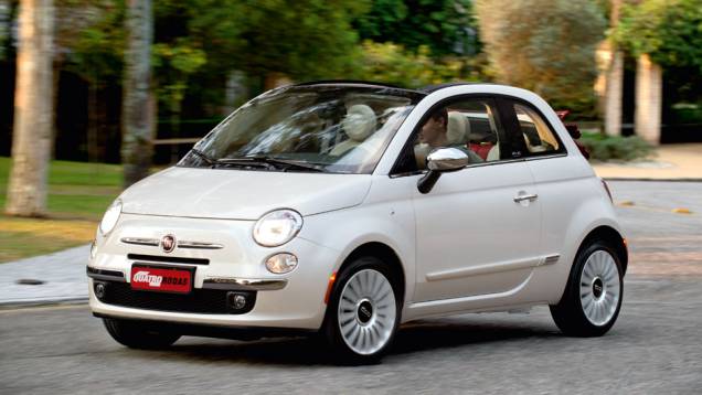 Visto de frente, o Cabrio é idêntico aos Cinquecento fechados | <a href="https://beta-develop.quatrorodas.abril.com.br/carros/impressoes/fiat-500-cabrio-714977.shtml" rel="migration">Leia mais</a> Visto de frente, o Cabrio é idêntico aos Cinquecento fechados | <a href="https://beta-develop.quatrorodas.abril.com.br/carros/impressoes/fiat-500-cabrio-714977.shtml" rel="migration">Leia mais</a>