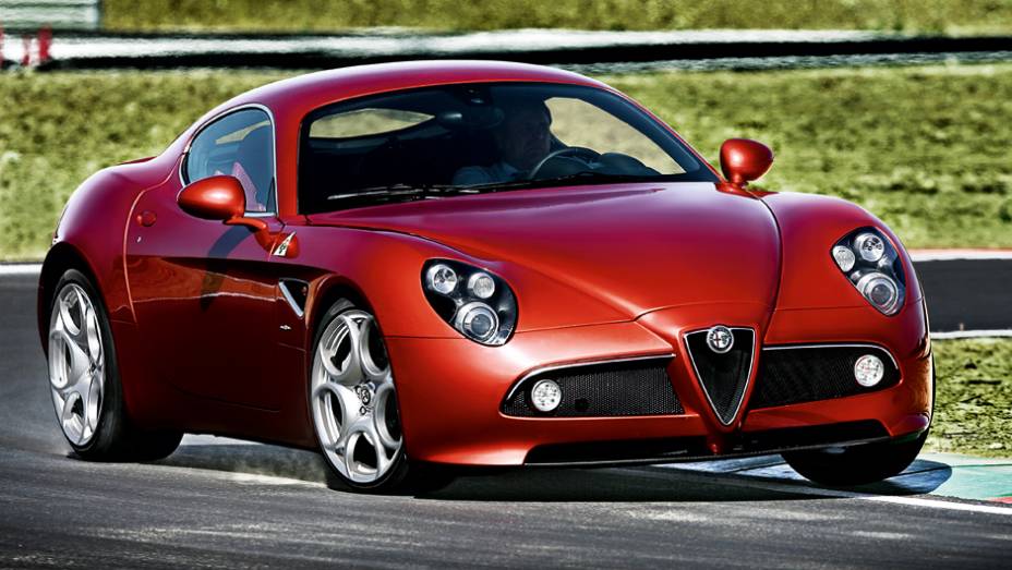 A Alfa decidiu que somente 500 cupês serão produzidos | <a href="https://beta-develop.quatrorodas.abril.com.br/carros/impressoes/alfa-romeo-8c-competizione-736780.shtml" rel="migration">Leia mais</a>