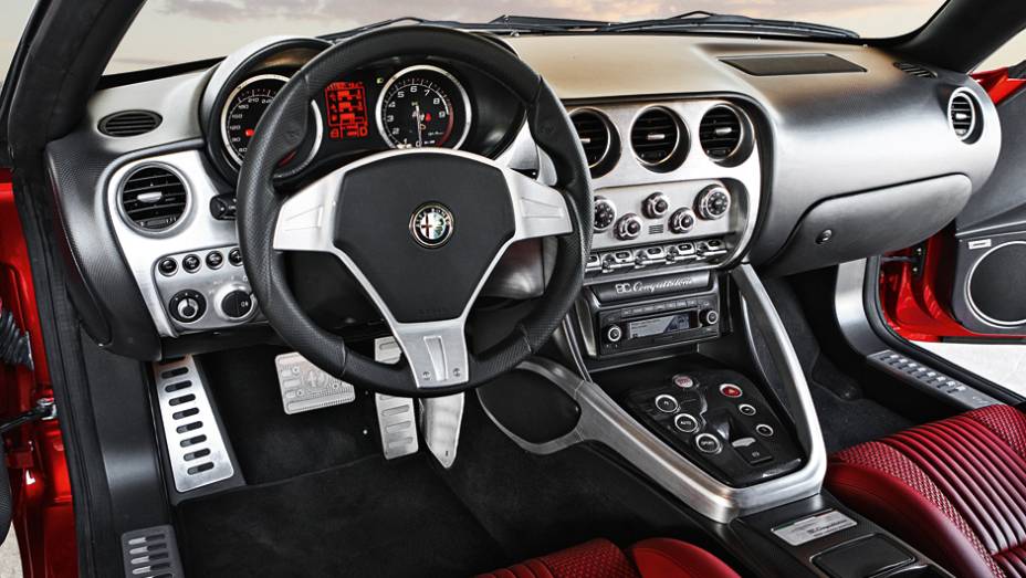 No interior, couro de primeira qualidade com doses fartas de alum&iacute;nio polido | <a href="https://beta-develop.quatrorodas.abril.com.br/carros/impressoes/alfa-romeo-8c-competizione-736780.shtml" rel="migration">Leia mais</a>
