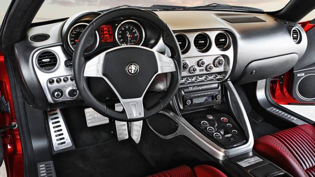 No interior, couro de primeira qualidade com doses fartas de alumínio polido | <a href="https://beta-develop.quatrorodas.abril.com.br/carros/impressoes/alfa-romeo-8c-competizione-736780.shtml" rel="migration">Leia mais</a> No interior, couro de primeira qualidade com doses fartas de alumínio polido | <a href="https://beta-develop.quatrorodas.abril.com.br/carros/impressoes/alfa-romeo-8c-competizione-736780.shtml" rel="migration">Leia mais</a>