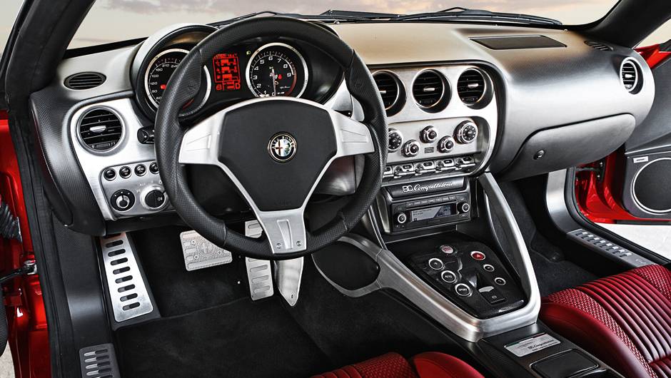 No interior, couro de primeira qualidade com doses fartas de alum&iacute;nio polido | <a href="https://beta-develop.quatrorodas.abril.com.br/carros/impressoes/alfa-romeo-8c-competizione-736780.shtml" rel="migration">Leia mais</a>