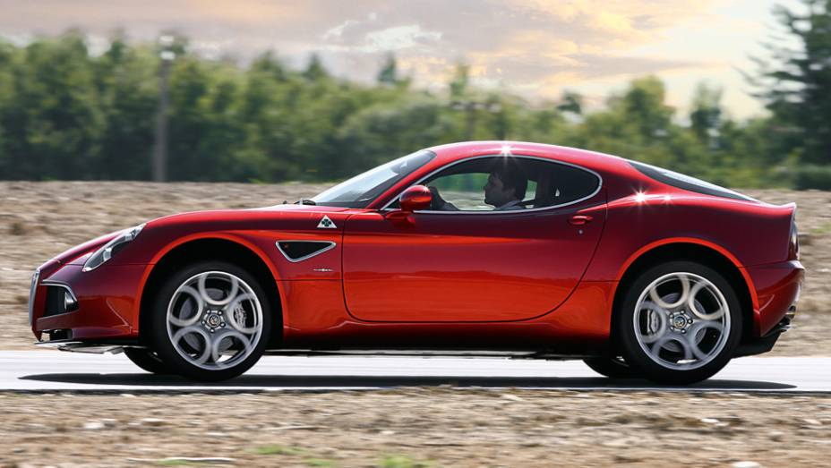 Divis&atilde;o de peso quase perfeita: 49% &agrave; frente, 51% atr&aacute;s | <a href="https://beta-develop.quatrorodas.abril.com.br/carros/impressoes/alfa-romeo-8c-competizione-736780.shtml" rel="migration">Leia mais</a>