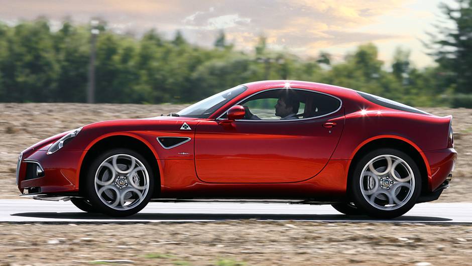 Divis&atilde;o de peso quase perfeita: 49% &agrave; frente, 51% atr&aacute;s | <a href="https://beta-develop.quatrorodas.abril.com.br/carros/impressoes/alfa-romeo-8c-competizione-736780.shtml" rel="migration">Leia mais</a>
