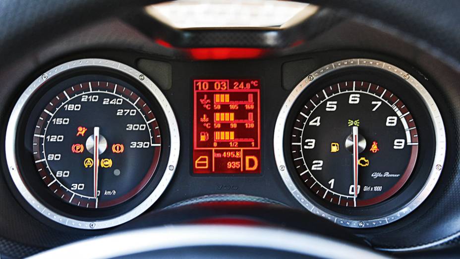 Tela monocromática no centro destoa dos esportivos atuais | <a href="https://beta-develop.quatrorodas.abril.com.br/carros/impressoes/alfa-romeo-8c-competizione-736780.shtml" rel="migration">Leia mais</a> Tela monocromática no centro destoa dos esportivos atuais | <a href="https://beta-develop.quatrorodas.abril.com.br/carros/impressoes/alfa-romeo-8c-competizione-736780.shtml" rel="migration">Leia mais</a>