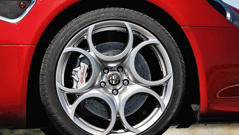 Discos ventilados e aros 20 de polegadas nas quatro rodas | <a href="https://beta-develop.quatrorodas.abril.com.br/carros/impressoes/alfa-romeo-8c-competizione-736780.shtml" rel="migration">Leia mais</a>