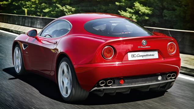 Linhas limpas: a traseira alta simula um discreto aerofólio | <a href="https://beta-develop.quatrorodas.abril.com.br/carros/impressoes/alfa-romeo-8c-competizione-736780.shtml" rel="migration">Leia mais</a> Linhas limpas: a traseira alta simula um discreto aerofólio | <a href="https://beta-develop.quatrorodas.abril.com.br/carros/impressoes/alfa-romeo-8c-competizione-736780.shtml" rel="migration">Leia mais</a>
