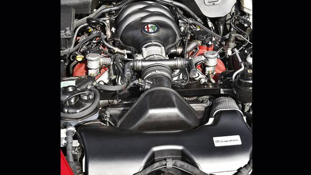 O motor é um V8 aspirado, mas gera 450 cv de potência | <a href="https://beta-develop.quatrorodas.abril.com.br/carros/impressoes/alfa-romeo-8c-competizione-736780.shtml" rel="migration">Leia mais</a> O motor é um V8 aspirado, mas gera 450 cv de potência | <a href="https://beta-develop.quatrorodas.abril.com.br/carros/impressoes/alfa-romeo-8c-competizione-736780.shtml" rel="migration">Leia mais</a>