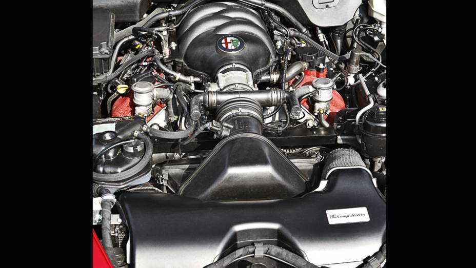 O motor &eacute; um V8 aspirado, mas gera 450 cv de pot&ecirc;ncia | <a href="https://beta-develop.quatrorodas.abril.com.br/carros/impressoes/alfa-romeo-8c-competizione-736780.shtml" rel="migration">Leia mais</a>