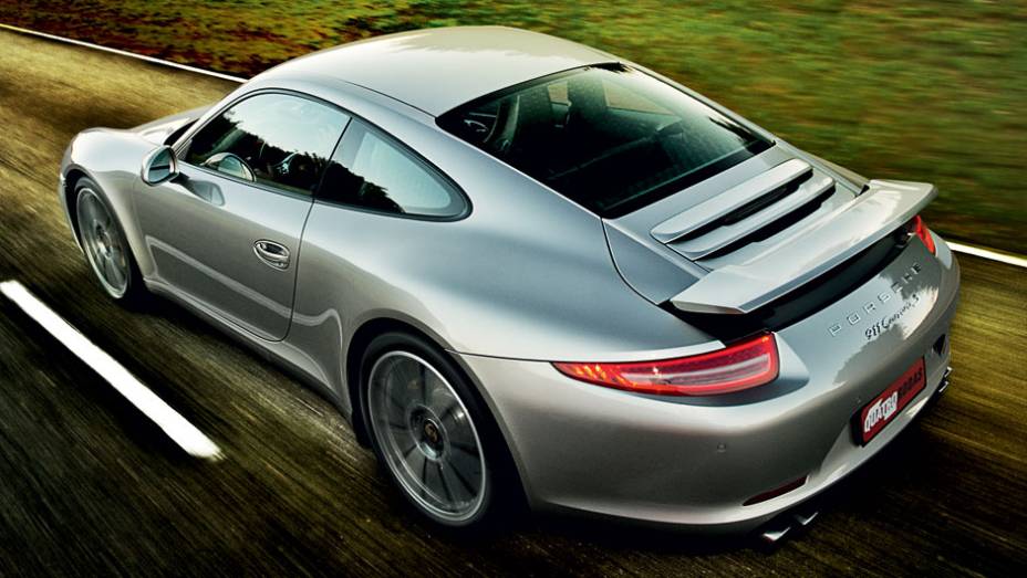 Ele ganhou mais conteúdo e ficou 50 kg mais leve | <a href="https://beta-develop.quatrorodas.abril.com.br/carros/testes/porsche-911-carrera-s-716751.shtml" rel="migration">Leia mais</a>