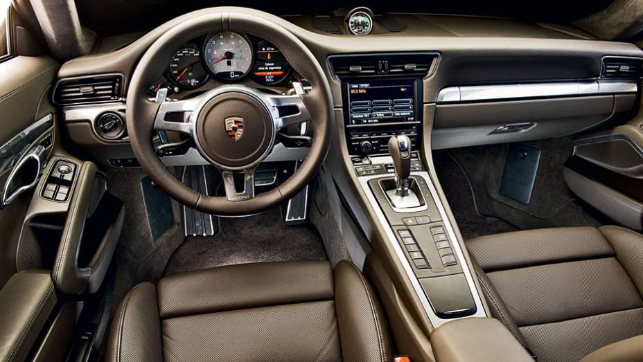 O console inclinado &eacute; novidade e a alavanca de c&acirc;mbio ficou mais pr&oacute;xima do volante | <a href="https://beta-develop.quatrorodas.abril.com.br/carros/testes/porsche-911-carrera-s-716751.shtml" rel="migration">Leia mais</a>