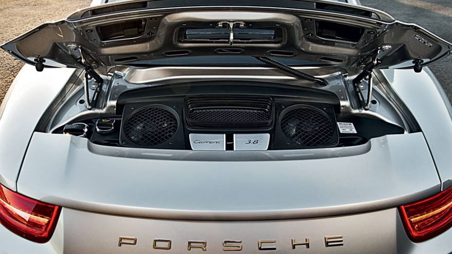 Cobertura n&otilde;a d&aacute; acesso ao motor central | <a href="https://beta-develop.quatrorodas.abril.com.br/carros/testes/porsche-911-carrera-s-716751.shtml" rel="migration">Leia mais</a>