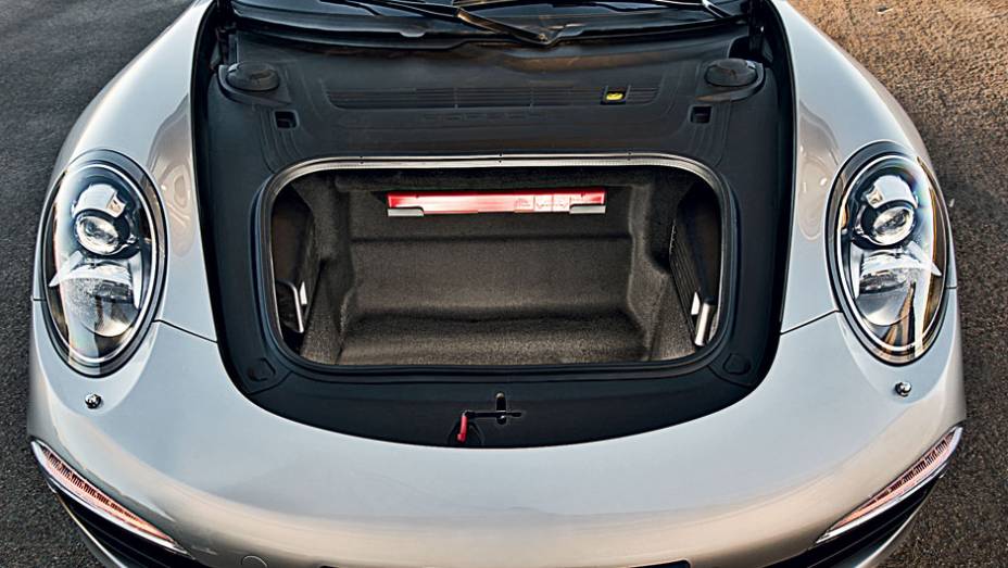 No porta-malas vão 135 litros de bagagem | <a href="https://beta-develop.quatrorodas.abril.com.br/carros/testes/porsche-911-carrera-s-716751.shtml" rel="migration">Leia mais</a> No porta-malas vão 135 litros de bagagem | <a href="https://beta-develop.quatrorodas.abril.com.br/carros/testes/porsche-911-carrera-s-716751.shtml" rel="migration">Leia mais</a>