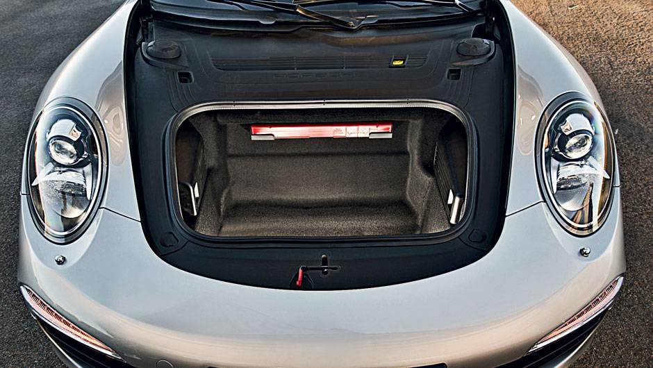 No porta-malas v&atilde;o 135 litros de bagagem | <a href="https://beta-develop.quatrorodas.abril.com.br/carros/testes/porsche-911-carrera-s-716751.shtml" rel="migration">Leia mais</a>