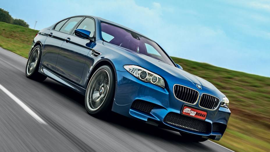 Faróis bixenônio contam com anéis de leds, para iluminação diurna | <a href="https://beta-develop.quatrorodas.abril.com.br/carros/comparativos/bmw-m5-x-mercedes-benz-63-amg-737606.shtml" rel="migration">Leia mais</a> Faróis bixenônio contam com anéis de leds, para iluminação diurna | <a href="https://beta-develop.quatrorodas.abril.com.br/carros/comparativos/bmw-m5-x-mercedes-benz-63-amg-737606.shtml" rel="migration">Leia mais</a>