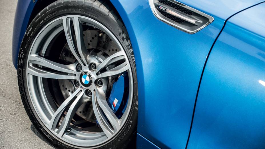 Roda de aro 20 exibe disco de freio ventilado e perfurado | <a href="https://beta-develop.quatrorodas.abril.com.br/carros/comparativos/bmw-m5-x-mercedes-benz-63-amg-737606.shtml" rel="migration">Leia mais</a> Roda de aro 20 exibe disco de freio ventilado e perfurado | <a href="https://beta-develop.quatrorodas.abril.com.br/carros/comparativos/bmw-m5-x-mercedes-benz-63-amg-737606.shtml" rel="migration">Leia mais</a>