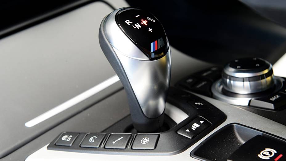 Câmbio tem trocas sequenciais | <a href="https://beta-develop.quatrorodas.abril.com.br/carros/comparativos/bmw-m5-x-mercedes-benz-63-amg-737606.shtml" rel="migration">Leia mais</a> Câmbio tem trocas sequenciais | <a href="https://beta-develop.quatrorodas.abril.com.br/carros/comparativos/bmw-m5-x-mercedes-benz-63-amg-737606.shtml" rel="migration">Leia mais</a>