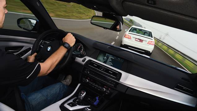Motorista pode desligar o ESP e assumir o controle da situação | <a href="https://beta-develop.quatrorodas.abril.com.br/carros/comparativos/bmw-m5-x-mercedes-benz-63-amg-737606.shtml" rel="migration">Leia mais</a> Motorista pode desligar o ESP e assumir o controle da situação | <a href="https://beta-develop.quatrorodas.abril.com.br/carros/comparativos/bmw-m5-x-mercedes-benz-63-amg-737606.shtml" rel="migration">Leia mais</a>