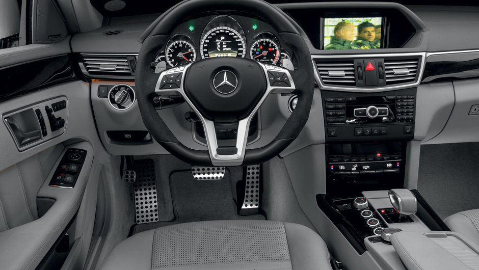No volante, Alcantara d&aacute; melhor grip, ao mesmo tempo que acaricia as m&atilde;os | <a href="https://beta-develop.quatrorodas.abril.com.br/carros/comparativos/bmw-m5-x-mercedes-benz-63-amg-737606.shtml" rel="migration">Leia mais</a>