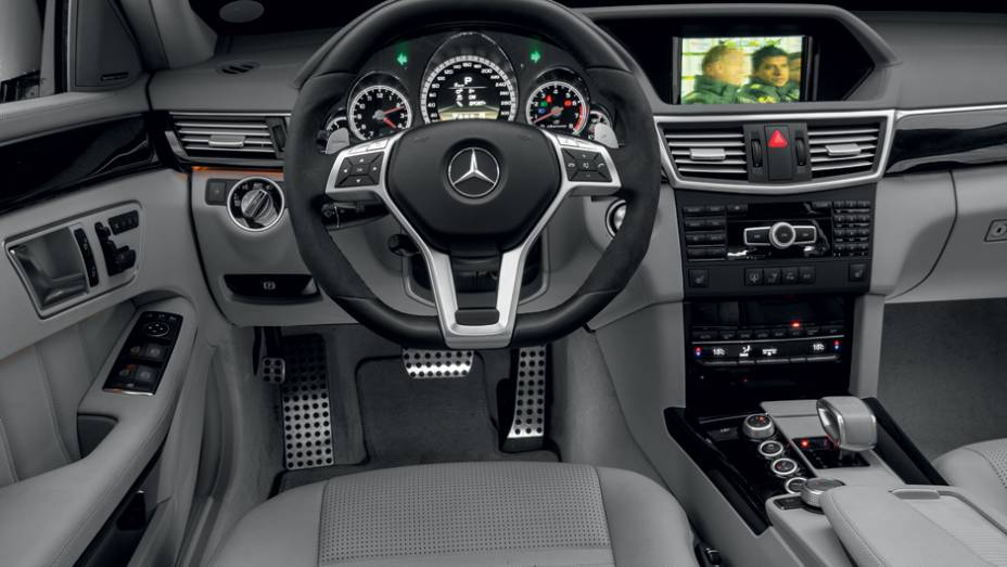 No volante, Alcantara dá melhor grip, ao mesmo tempo que acaricia as mãos | <a href="https://beta-develop.quatrorodas.abril.com.br/carros/comparativos/bmw-m5-x-mercedes-benz-63-amg-737606.shtml" rel="migration">Leia mais</a> No volante, Alcantara dá melhor grip, ao mesmo tempo que acaricia as mãos | <a href="https://beta-develop.quatrorodas.abril.com.br/carros/comparativos/bmw-m5-x-mercedes-benz-63-amg-737606.shtml" rel="migration">Leia mais</a>