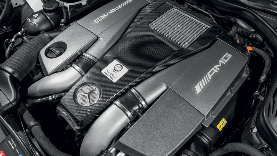Tampa do motor e aerof&oacute;lio s&atilde;o de carbono | <a href="https://beta-develop.quatrorodas.abril.com.br/carros/comparativos/bmw-m5-x-mercedes-benz-63-amg-737606.shtml" rel="migration">Leia mais</a>