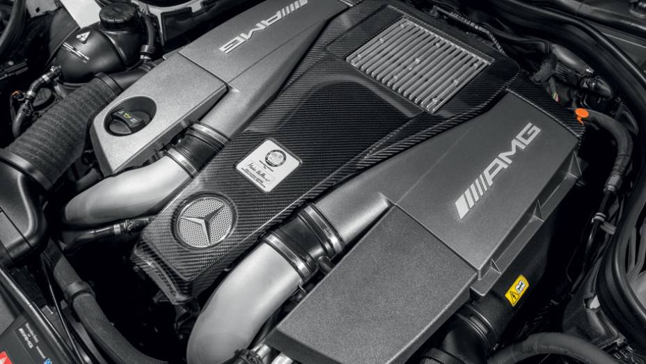 Tampa do motor e aerof&oacute;lio s&atilde;o de carbono | <a href="https://beta-develop.quatrorodas.abril.com.br/carros/comparativos/bmw-m5-x-mercedes-benz-63-amg-737606.shtml" rel="migration">Leia mais</a>