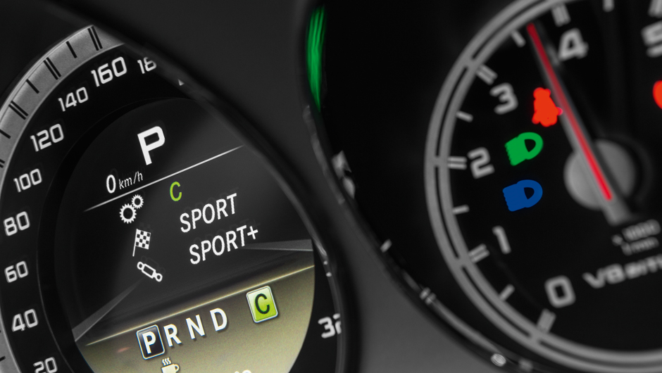 ... s&atilde;o mostrados no visor | <a href="https://beta-develop.quatrorodas.abril.com.br/carros/comparativos/bmw-m5-x-mercedes-benz-63-amg-737606.shtml" rel="migration">Leia mais</a>